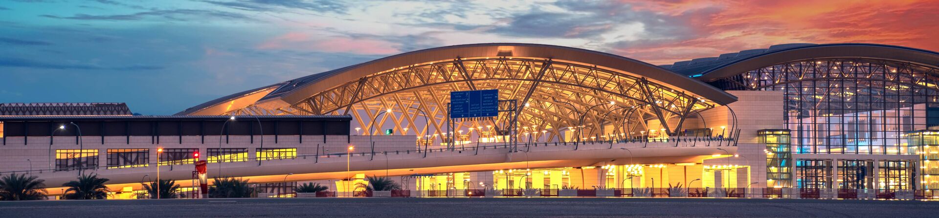 Современная внешняя архитектура Международного аэропорта Маската, солнечный день, путешественники с багажом, ультрареалистично