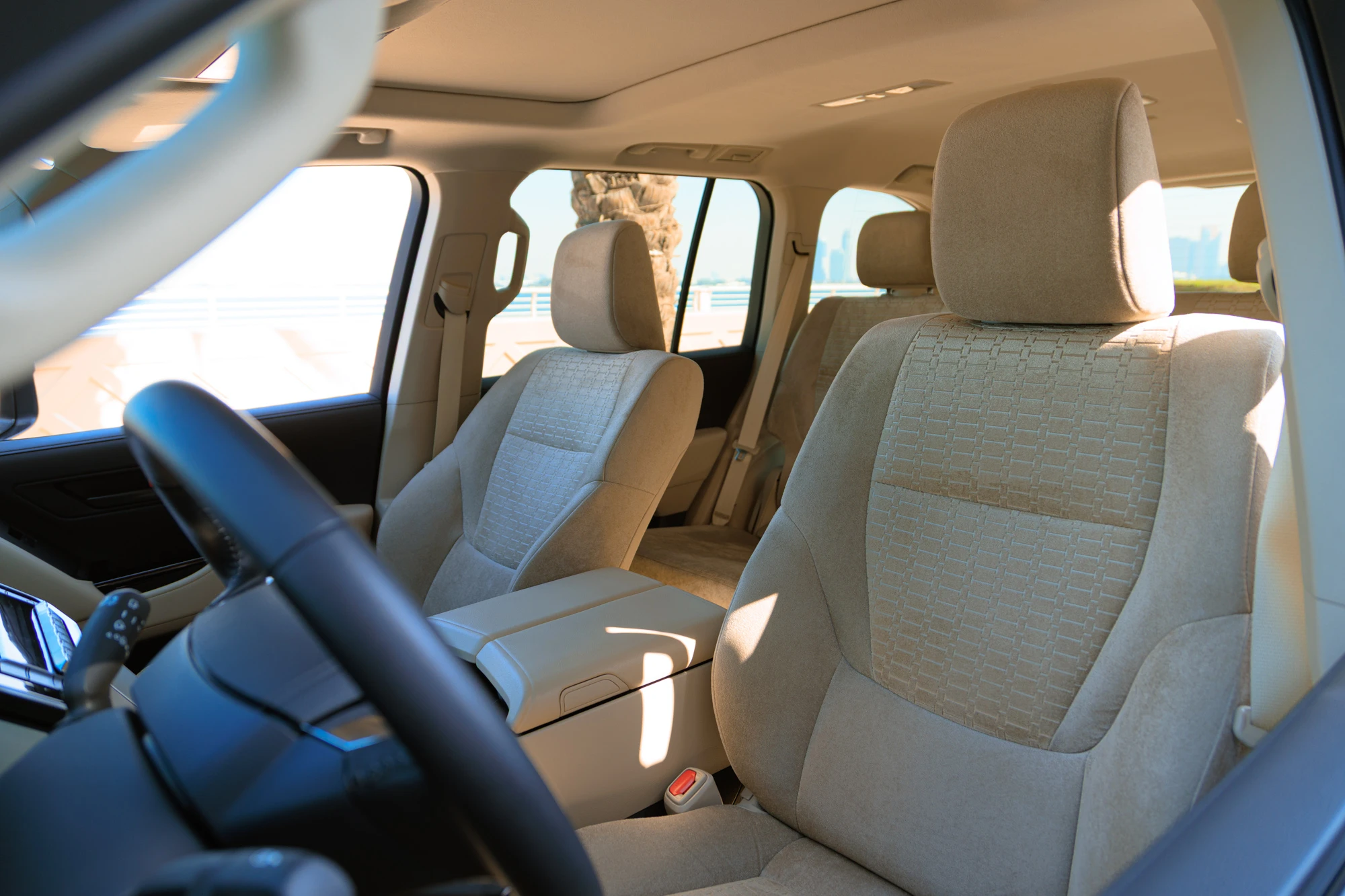 Кинематографичный широкий план роскошного черного Mercedes V-Class, едущего по гладкому пустынному шоссе из Дубая в Оман в золотой час, величественные песчаные дюны на заднем плане, гиперреалистичное разрешение 8k